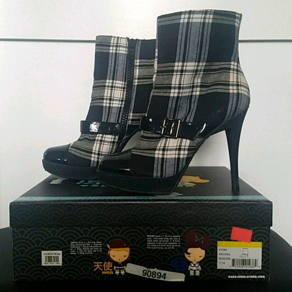 Harajuku Lovers Black/white plaid stiletto ankle boots. Size 7.5.